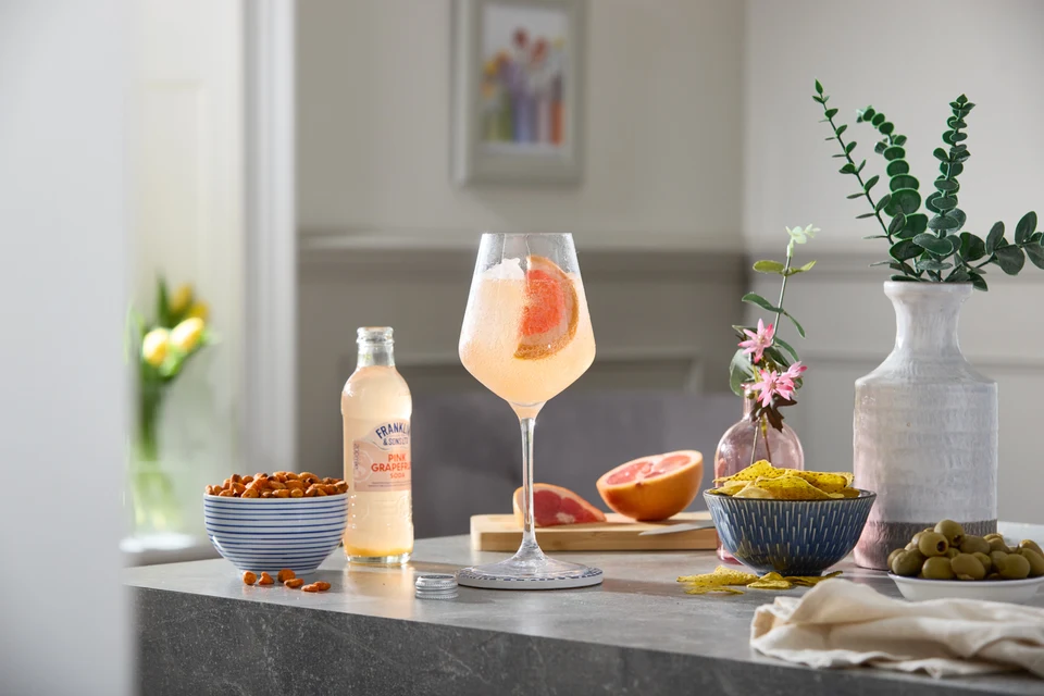 Oficiální lifestyle fotografie produktu F&S soda Grapefruit růžový 0,2l.