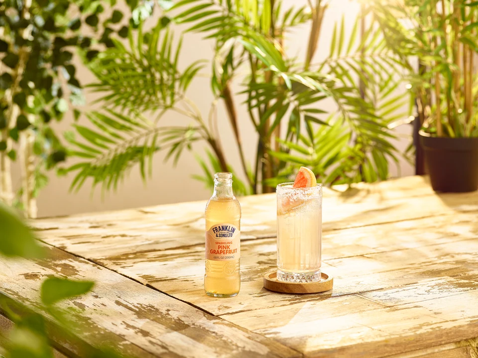 Oficiální lifestyle fotografie produktu F&S soda Grapefruit růžový 0,2l.