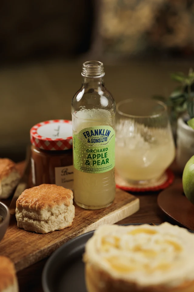 Oficiální lifestyle fotografie produktu F&S limonáda Jablko & Hruška 0,275l.