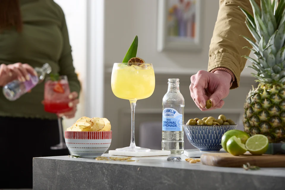 Oficiální lifestyle fotografie produktu F&S soda Ananas & Mandle 0,2l.