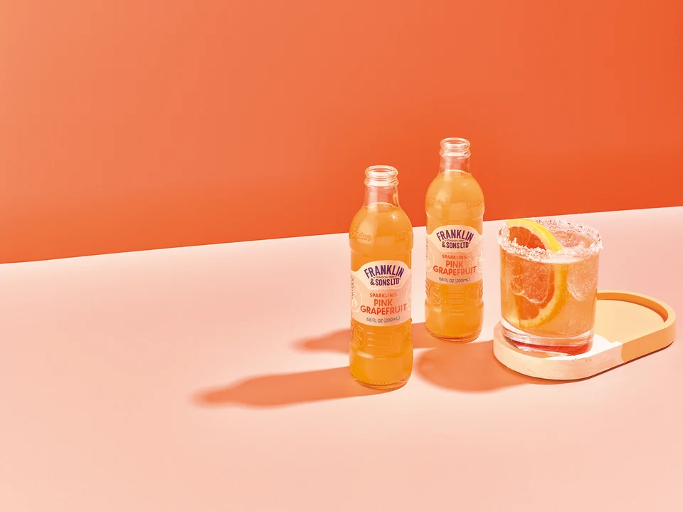 Oficiální lifestyle fotografie produktu F&S soda Grapefruit růžový 0,2l.