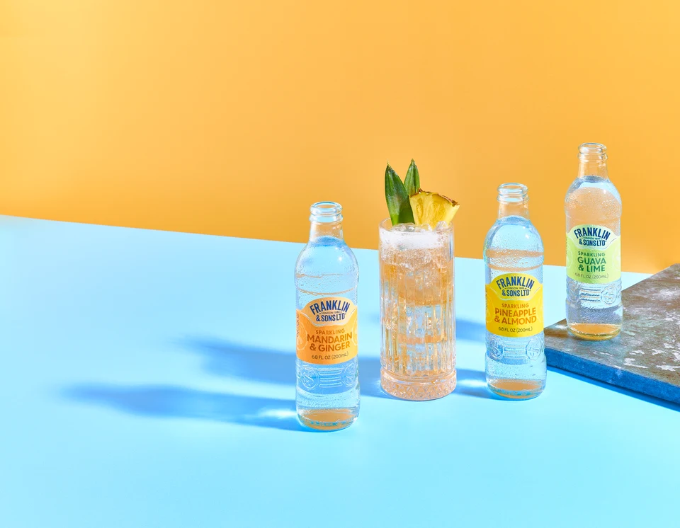Oficiální skupinová lifestyle fotografie produktů F&S soda Mandarinka & Zázvor 0,2l, F&S soda Ananas & Mandle 0,2l.