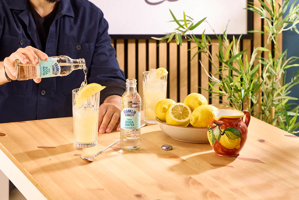 Oficiální lifestyle fotografie produktu F&S soda 0,2l.