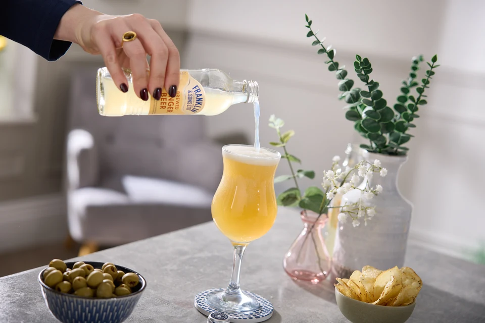 Oficiální lifestyle fotografie produktu F&S limonáda Bezinka 0,275l.