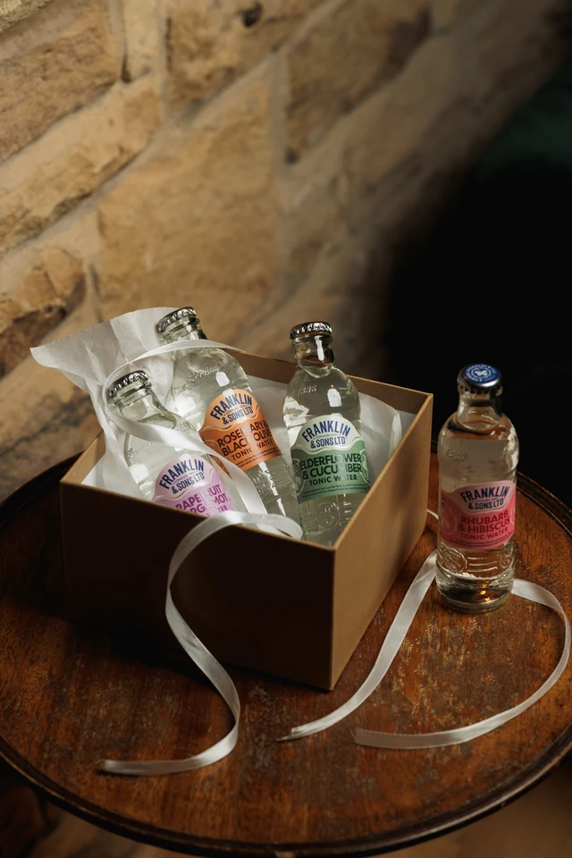 Oficiální skupinová lifestyle fotografie produktů F&S tonik Natural Indian 0,2l, F&S tonik Natural Indian plechovka 0,15l, F&S tonik Natural Light 0,2l, F&S tonik Sicilian Lemon 0,2l, F&S tonik Grapefruit & Bergamot 0,2l, F&S tonik Rosmarýn & Černá oliva 0,2l, F&S tonik Rebarbora & Ibišek 0,2l, F&S tonik Bezinka & Okurka 0,2l, F&S tonik Mallorcan 0,2l.