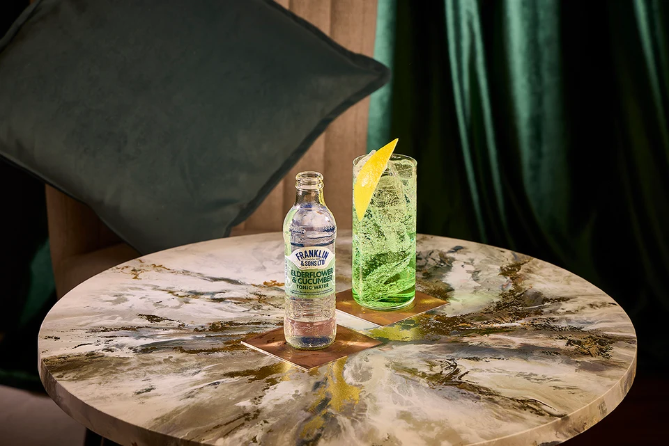 Oficiální lifestyle fotografie produktu F&S tonik Bezinka & Okurka 0,2l.