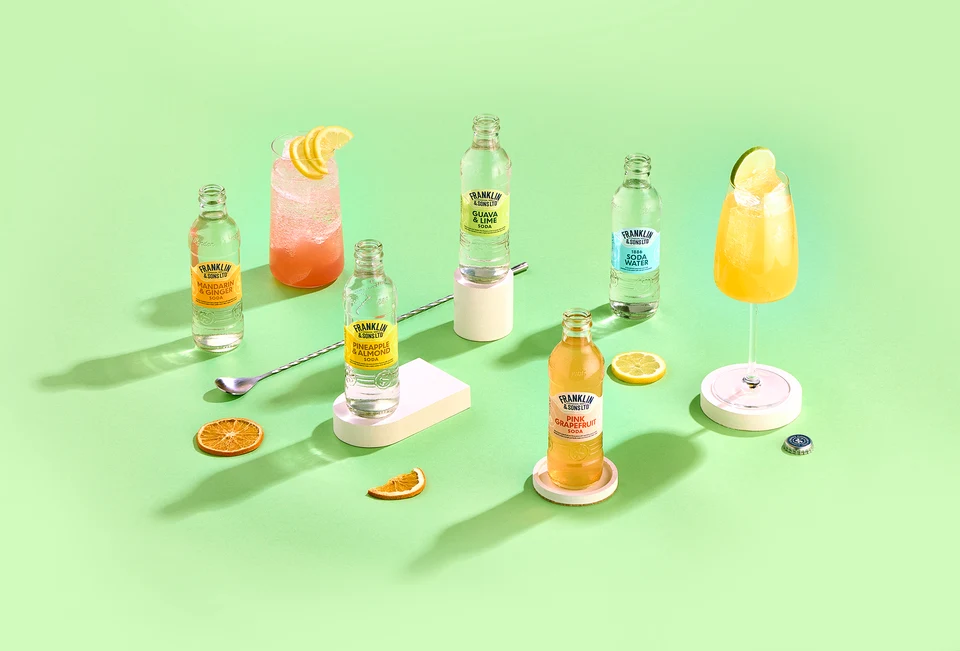 Oficiální skupinová lifestyle fotografie produktů F&S soda Mandarinka & Zázvor 0,2l, F&S soda Ananas & Mandle 0,2l, F&S soda Grapefruit růžový 0,2l, F&S soda 0,2l.