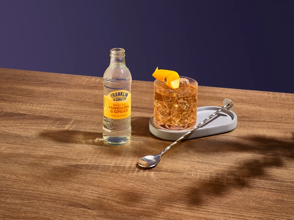 Oficiální lifestyle fotografie produktu F&S soda Mandarinka & Zázvor 0,2l.