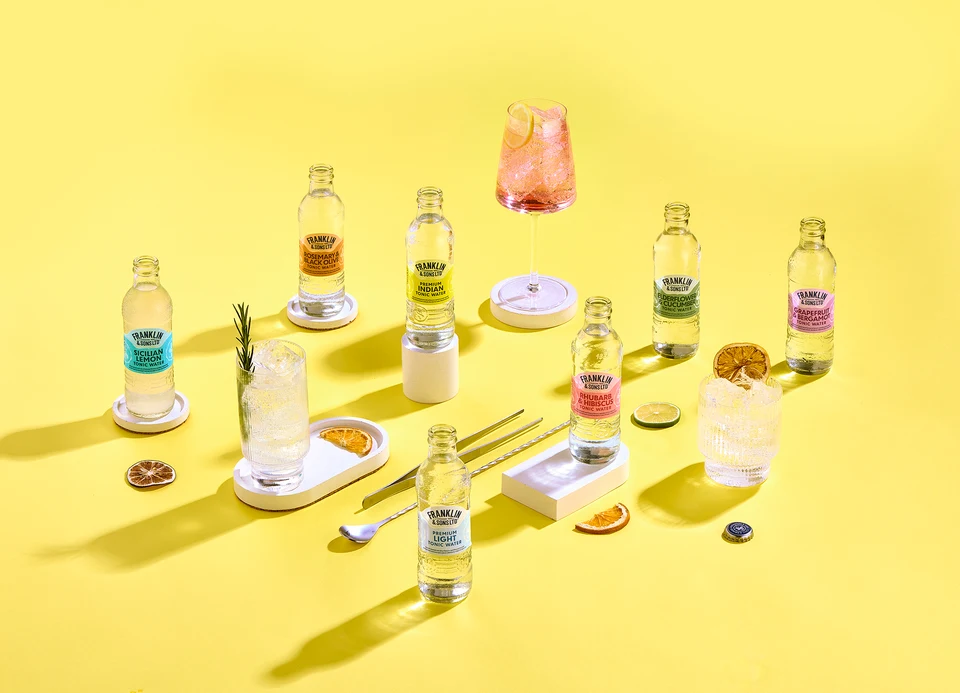 Oficiální skupinová lifestyle fotografie produktů F&S tonik Natural Indian 0,2l, F&S tonik Natural Indian plechovka 0,15l, F&S tonik Natural Light 0,2l, F&S tonik Sicilian Lemon 0,2l, F&S tonik Grapefruit & Bergamot 0,2l, F&S tonik Rosmarýn & Černá oliva 0,2l, F&S tonik Rebarbora & Ibišek 0,2l, F&S tonik Bezinka & Okurka 0,2l, F&S tonik Mallorcan 0,2l.