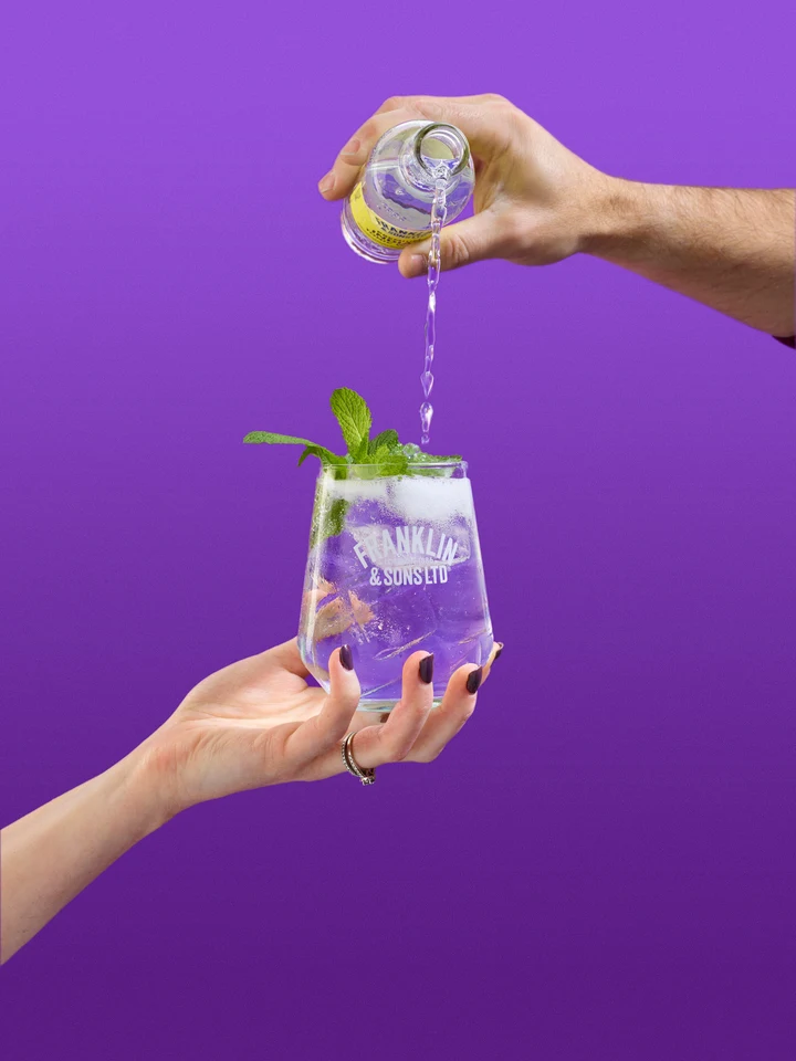 Oficiální lifestyle fotografie produktu F&S tonik Bezinka & Okurka 0,2l.