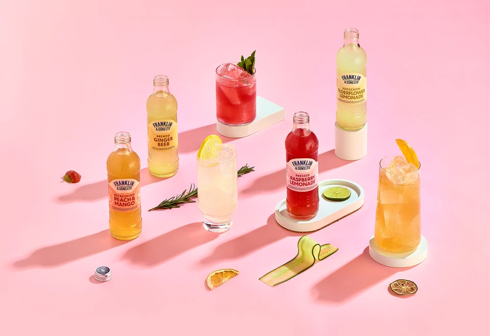 Oficiální skupinová lifestyle fotografie produktů F&S Ginger Beer 0,2l, F&S Ginger Beer plechovka 0,15l, F&S limonáda Pampeliška & Lopuch 0,275l, F&S limonáda Malina 0,275l, F&S limonáda Malina plechovka 0,25l, F&S limonáda Bezinka 0,275l, F&S limonáda Bezinka plechovka 0,25l, F&S limonáda Růže 0,275l, F&S limonáda Broskev & Mango 0,275l, F&S limonáda Jablko & Hruška 0,275l.