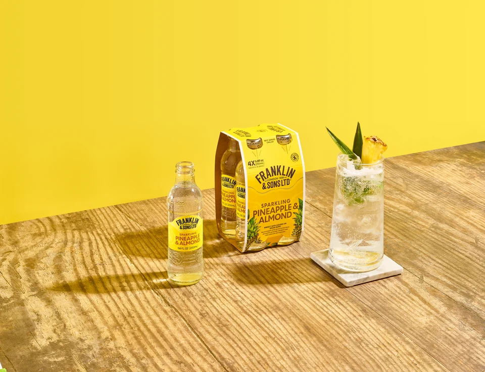 Oficiální lifestyle fotografie produktu F&S soda Ananas & Mandle 0,2l.