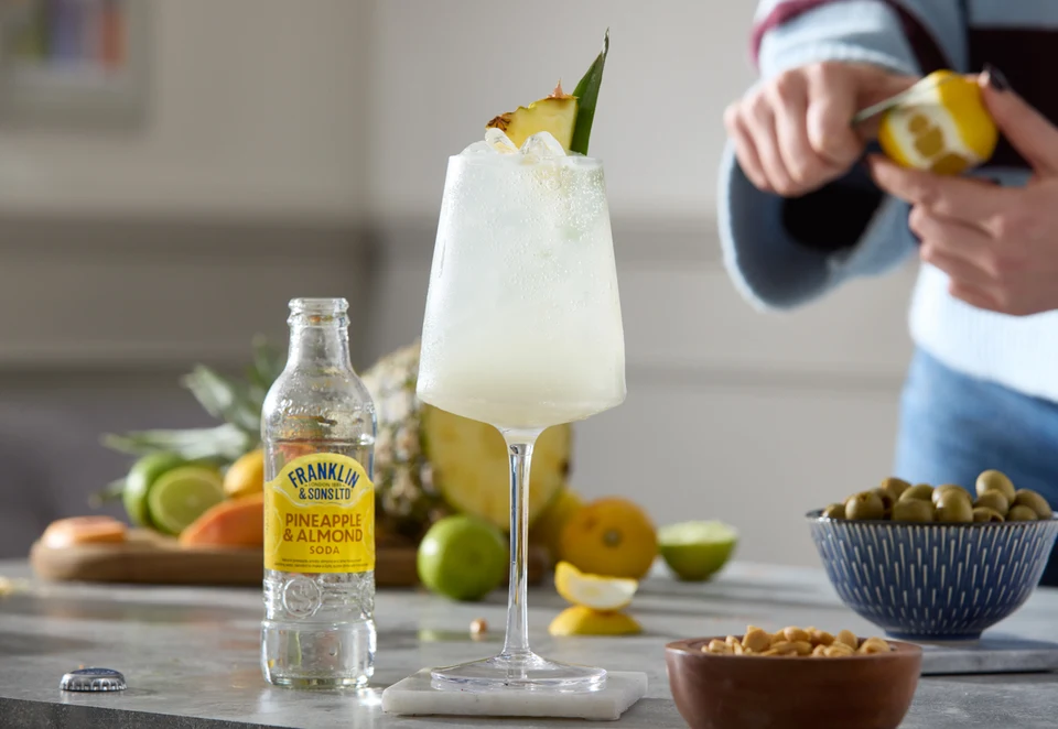 Oficiální lifestyle fotografie produktu F&S soda Ananas & Mandle 0,2l.