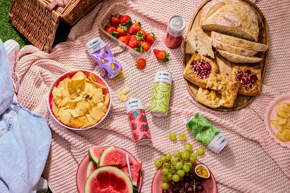 Oficiální skupinová lifestyle fotografie produktů Ready to Drink Passion Fruit Martini 3,4%, Ready to Drink Strawberry Daiquiri 3,4%, Ready to Drink Mojito 3,4%, Ready to Drink Pina Colada 3,4%.