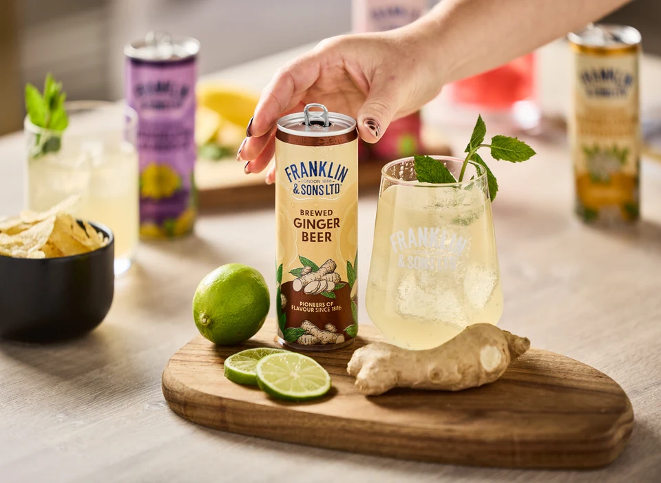 Oficiální lifestyle fotografie produktu F&S Ginger Beer plechovka 0,15l.