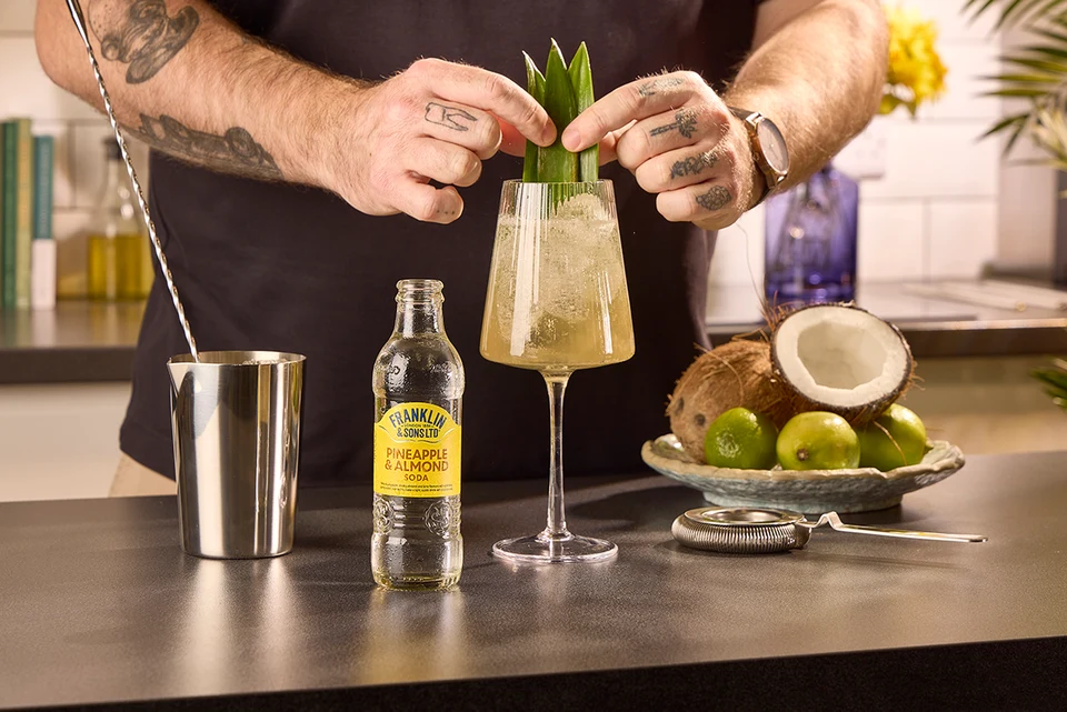 Oficiální lifestyle fotografie produktu F&S soda Ananas & Mandle 0,2l.
