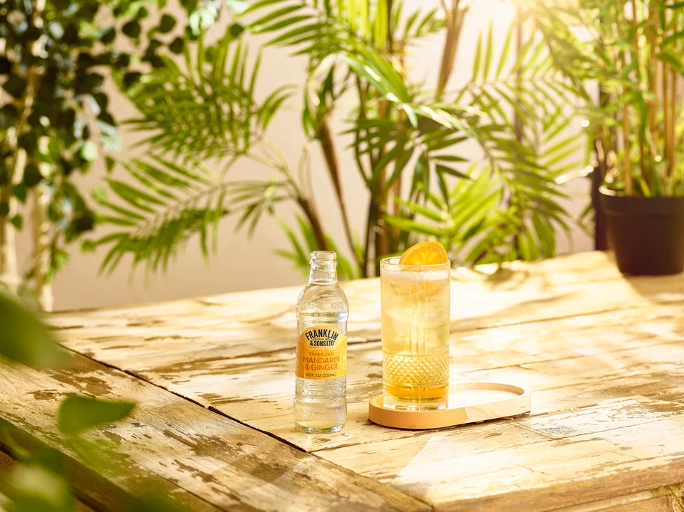 Oficiální lifestyle fotografie produktu F&S soda Mandarinka & Zázvor 0,2l.