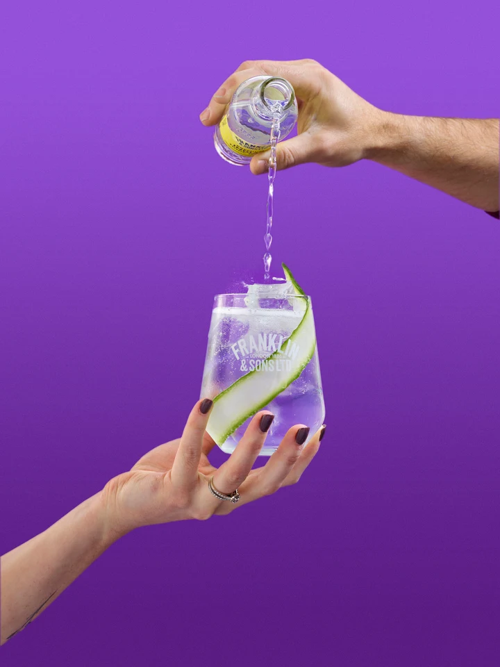 Oficiální lifestyle fotografie produktu F&S tonik Bezinka & Okurka 0,2l.