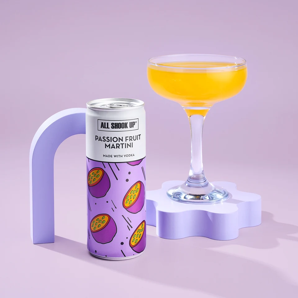 Oficiální lifestyle fotografie produktu Ready to Drink Passion Fruit Martini 3,4%.