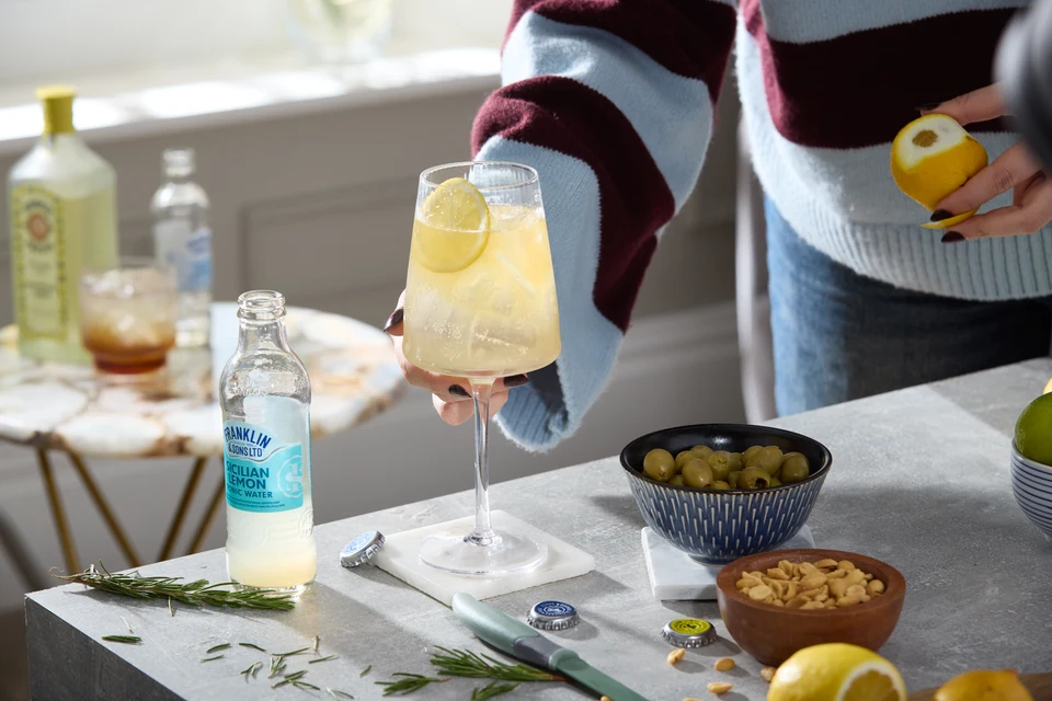 Oficiální lifestyle fotografie produktu F&S tonik Bezinka & Okurka 0,2l.