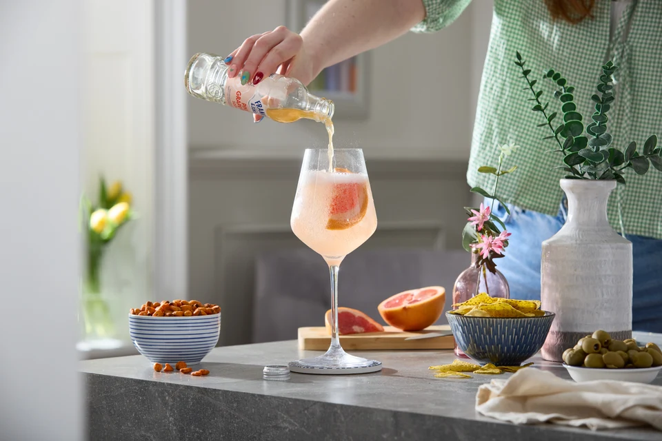Oficiální lifestyle fotografie produktu F&S soda Grapefruit růžový 0,2l.