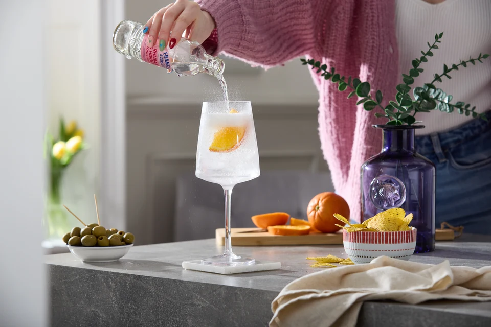 Oficiální lifestyle fotografie produktu F&S limonáda Růže 0,275l.