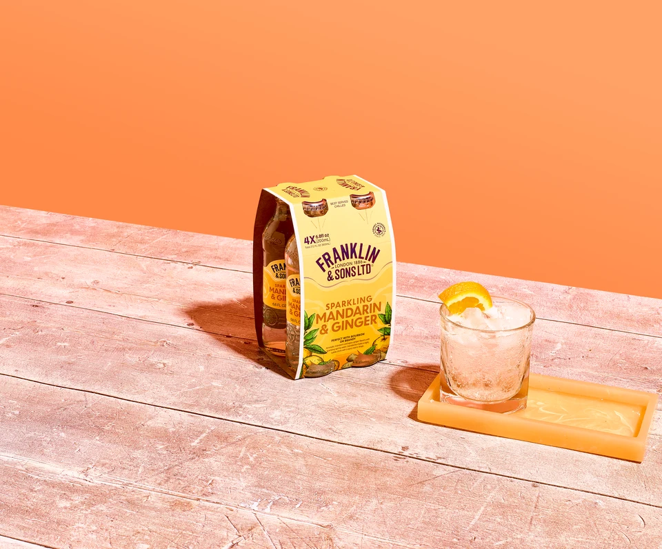 Oficiální lifestyle fotografie produktu F&S soda Mandarinka & Zázvor 0,2l.