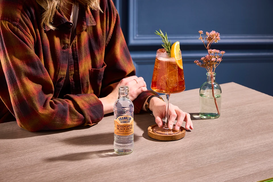 Oficiální lifestyle fotografie produktu F&S tonik Rosmarýn & Černá oliva 0,2l.