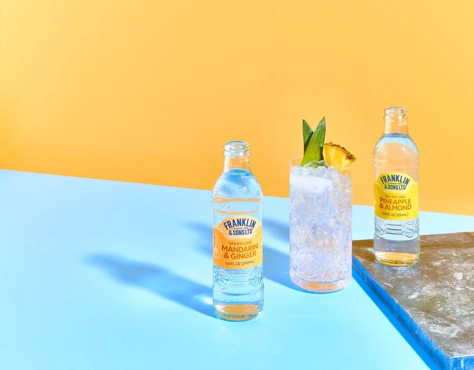 Oficiální skupinová lifestyle fotografie produktů F&S soda Mandarinka & Zázvor 0,2l, F&S soda Ananas & Mandle 0,2l.