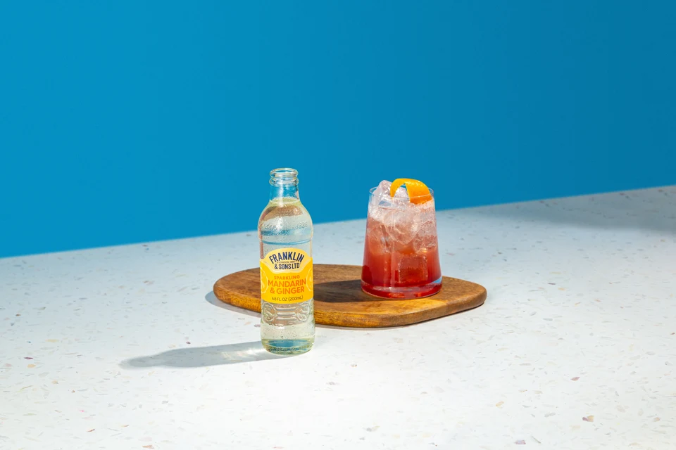 Oficiální lifestyle fotografie produktu F&S soda Mandarinka & Zázvor 0,2l.