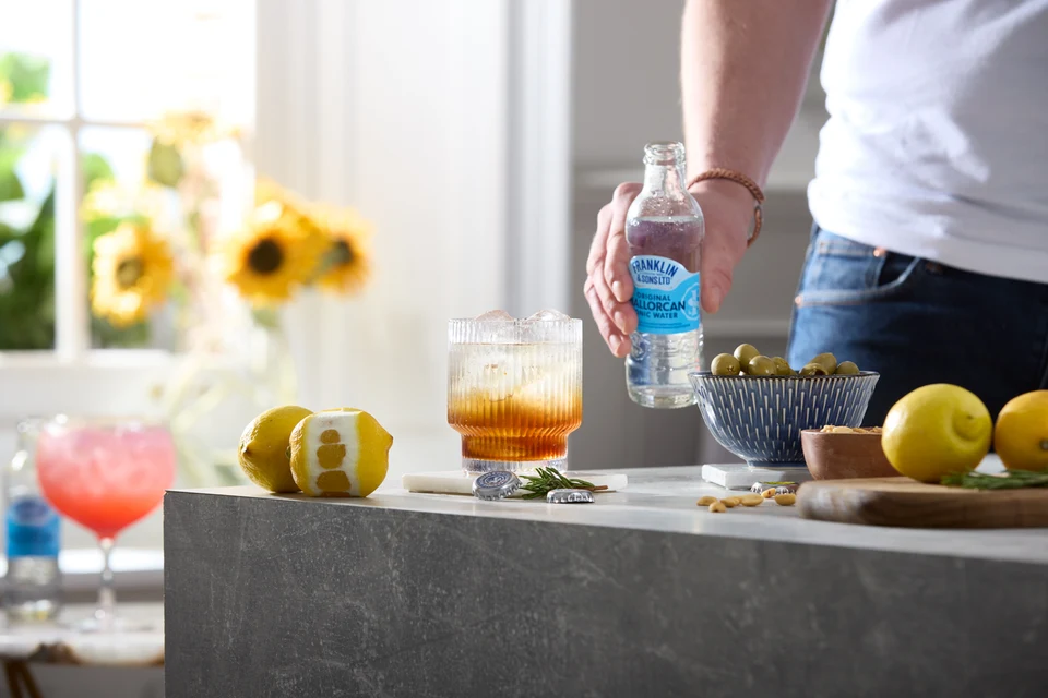 Oficiální lifestyle fotografie produktu F&S tonik Mallorcan 0,2l.