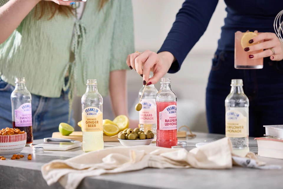 Oficiální skupinová lifestyle fotografie produktů F&S Ginger Beer 0,2l, F&S Ginger Beer plechovka 0,15l, F&S limonáda Pampeliška & Lopuch 0,275l, F&S limonáda Malina 0,275l, F&S limonáda Malina plechovka 0,25l, F&S limonáda Bezinka 0,275l, F&S limonáda Bezinka plechovka 0,25l, F&S limonáda Růže 0,275l, F&S limonáda Broskev & Mango 0,275l, F&S limonáda Jablko & Hruška 0,275l.