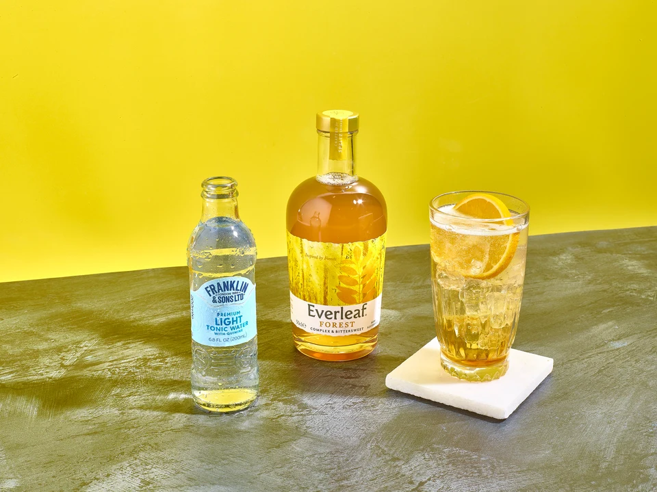 Oficiální skupinová lifestyle fotografie produktů F&S tonik Natural Light 0,2l, F&S soda Mandarinka & Zázvor 0,2l.