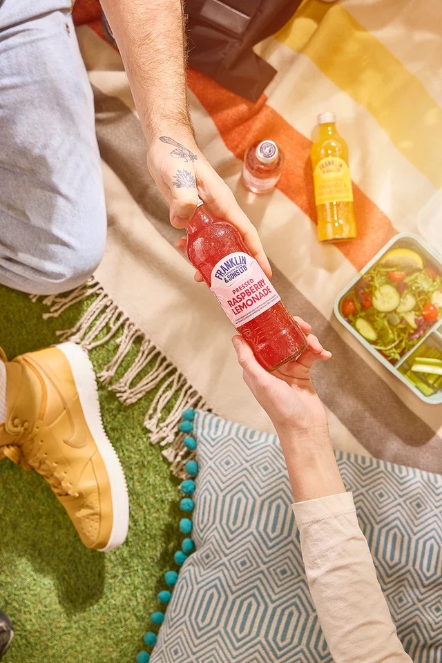 Oficiální skupinová lifestyle fotografie produktů F&S limonáda Růže 0,275l, F&S limonáda Bezinka 0,275l, F&S limonáda Malina 0,275l.