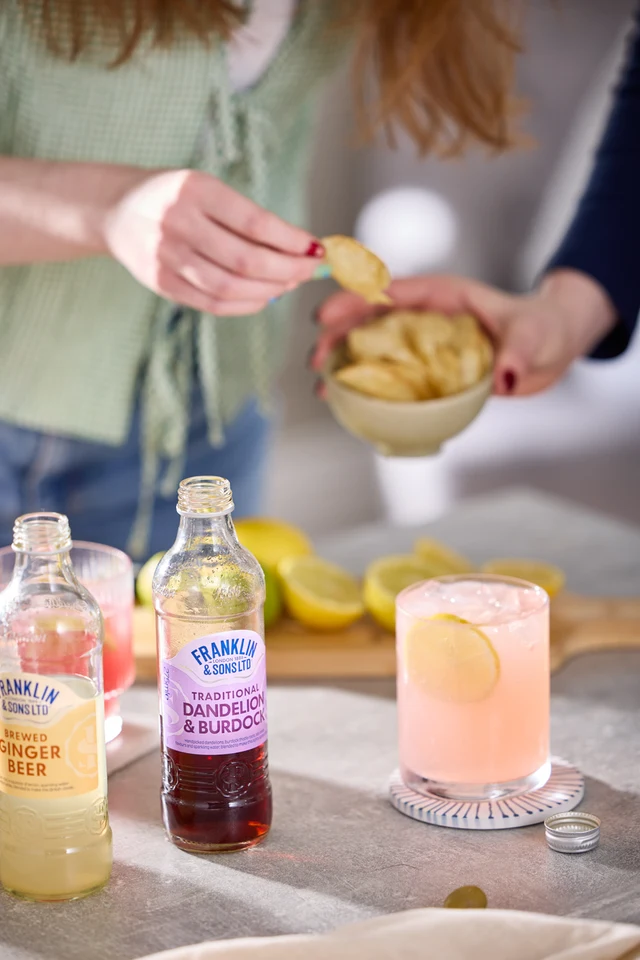 Oficiální skupinová lifestyle fotografie produktů F&S Ginger Beer 0,2l, F&S Ginger Beer plechovka 0,15l, F&S limonáda Pampeliška & Lopuch 0,275l, F&S limonáda Malina 0,275l, F&S limonáda Malina plechovka 0,25l, F&S limonáda Bezinka 0,275l, F&S limonáda Bezinka plechovka 0,25l, F&S limonáda Růže 0,275l, F&S limonáda Broskev & Mango 0,275l, F&S limonáda Jablko & Hruška 0,275l.