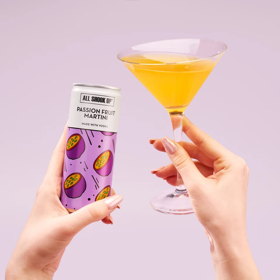 Oficiální lifestyle fotografie produktu Ready to Drink Passion Fruit Martini 3,4%.