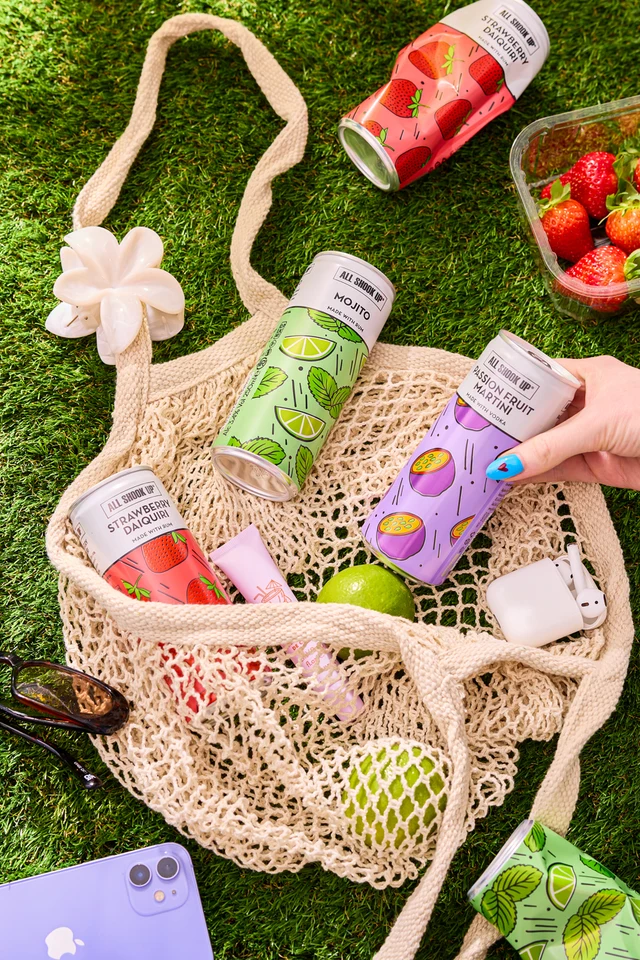 Oficiální skupinová lifestyle fotografie produktů Ready to Drink Passion Fruit Martini 3,4%, Ready to Drink Strawberry Daiquiri 3,4%, Ready to Drink Mojito 3,4%, Ready to Drink Pina Colada 3,4%.