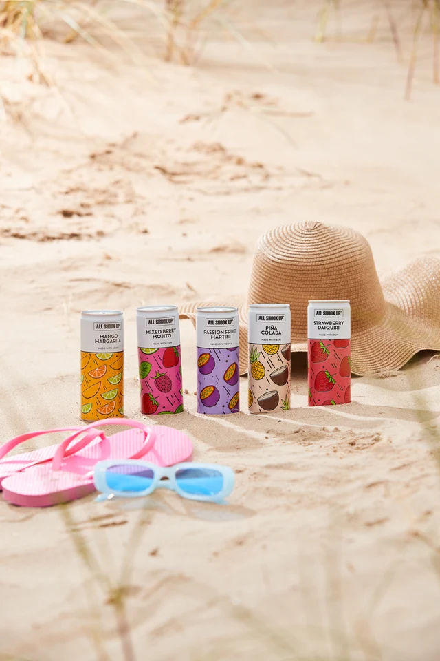 Oficiální skupinová lifestyle fotografie produktů Ready to Drink Passion Fruit Martini 3,4%, Ready to Drink Strawberry Daiquiri 3,4%, Ready to Drink Mojito 3,4%, Ready to Drink Pina Colada 3,4%.