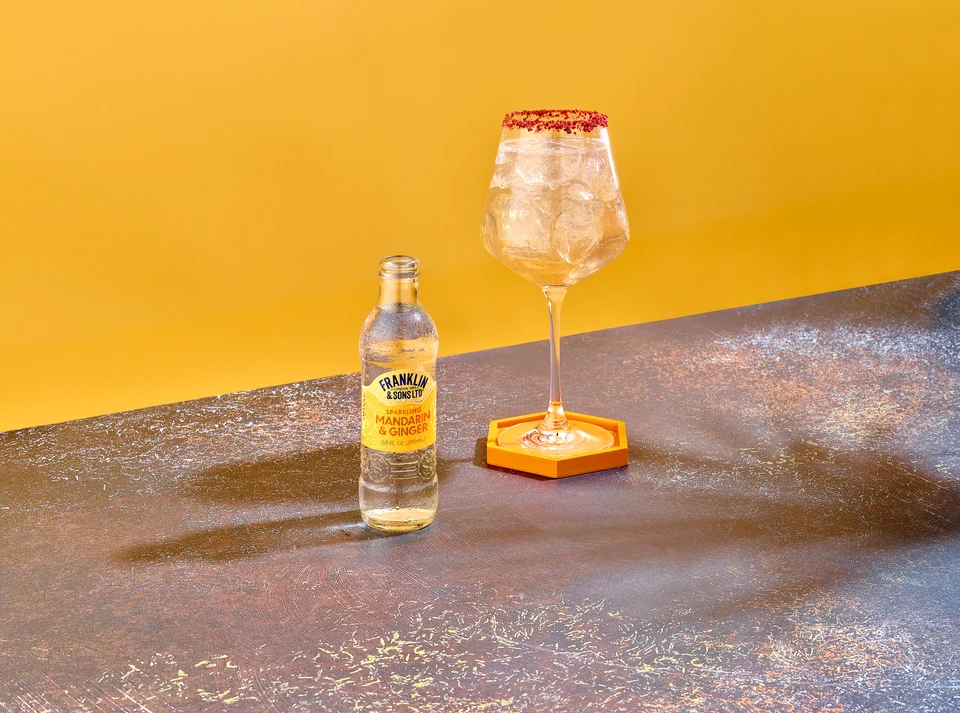Oficiální lifestyle fotografie produktu F&S soda Mandarinka & Zázvor 0,2l.