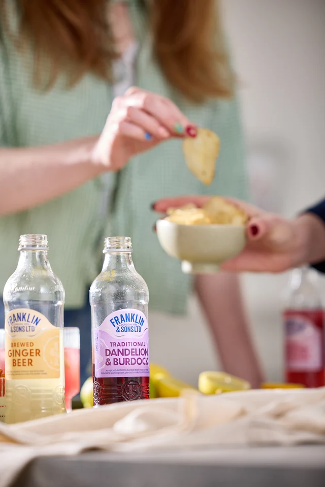 Oficiální skupinová lifestyle fotografie produktů F&S limonáda Pampeliška & Lopuch 0,275l, F&S Ginger Beer 0,2l, F&S limonáda Malina 0,275l.