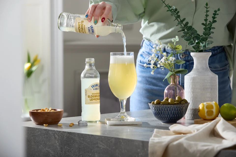 Oficiální lifestyle fotografie produktu F&S limonáda Bezinka 0,275l.