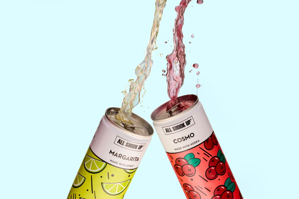 Oficiální skupinová lifestyle fotografie produktů Ready to Drink Strawberry Daiquiri 3,4%, Ready to Drink Passion Fruit Martini 3,4%, Ready to Drink Mojito 3,4%, Ready to Drink Pina Colada 3,4%.