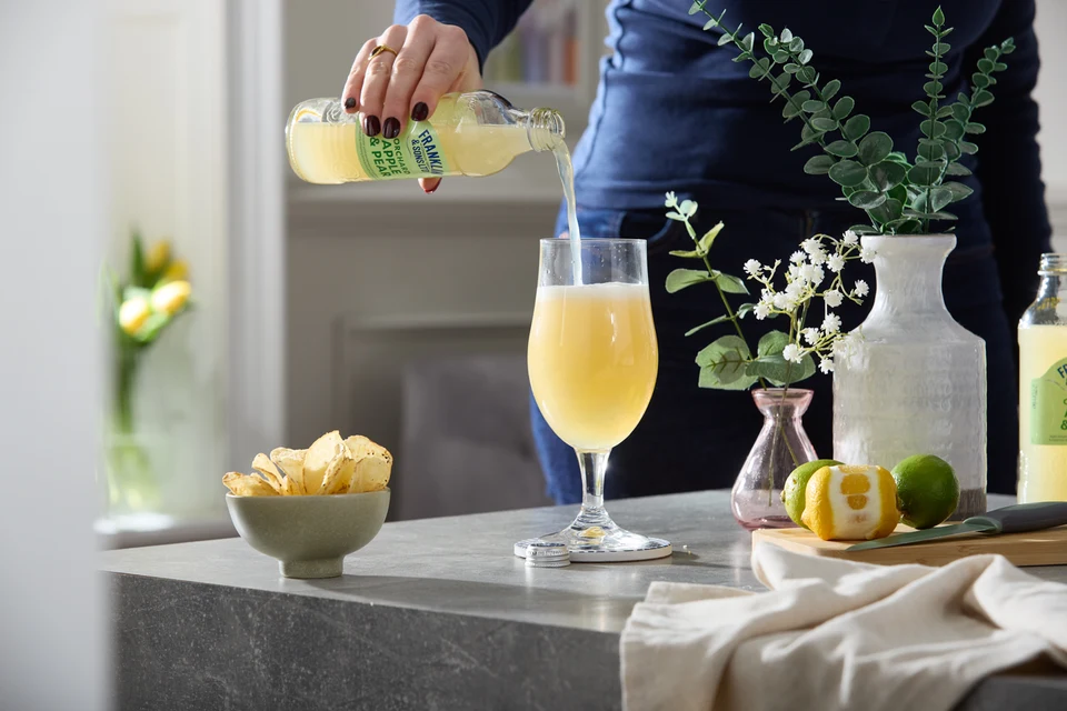 Oficiální lifestyle fotografie produktu F&S limonáda Jablko & Hruška 0,275l.