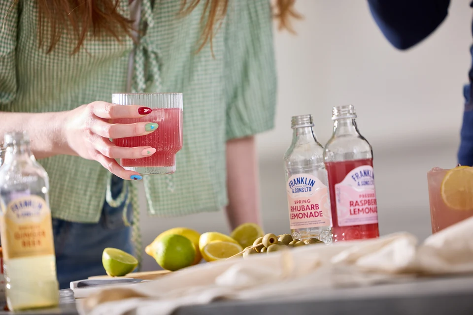 Oficiální skupinová lifestyle fotografie produktů F&S Ginger Beer 0,2l, F&S Ginger Beer plechovka 0,15l, F&S limonáda Pampeliška & Lopuch 0,275l, F&S limonáda Malina 0,275l, F&S limonáda Malina plechovka 0,25l, F&S limonáda Bezinka 0,275l, F&S limonáda Bezinka plechovka 0,25l, F&S limonáda Růže 0,275l, F&S limonáda Broskev & Mango 0,275l, F&S limonáda Jablko & Hruška 0,275l.