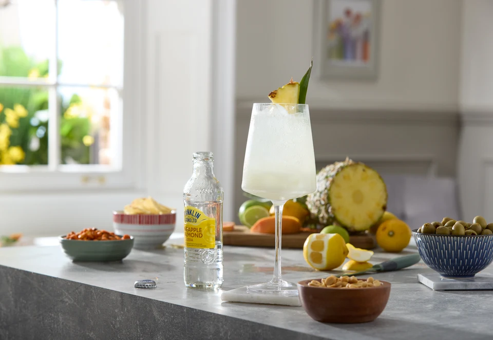 Oficiální lifestyle fotografie produktu F&S soda Ananas & Mandle 0,2l.
