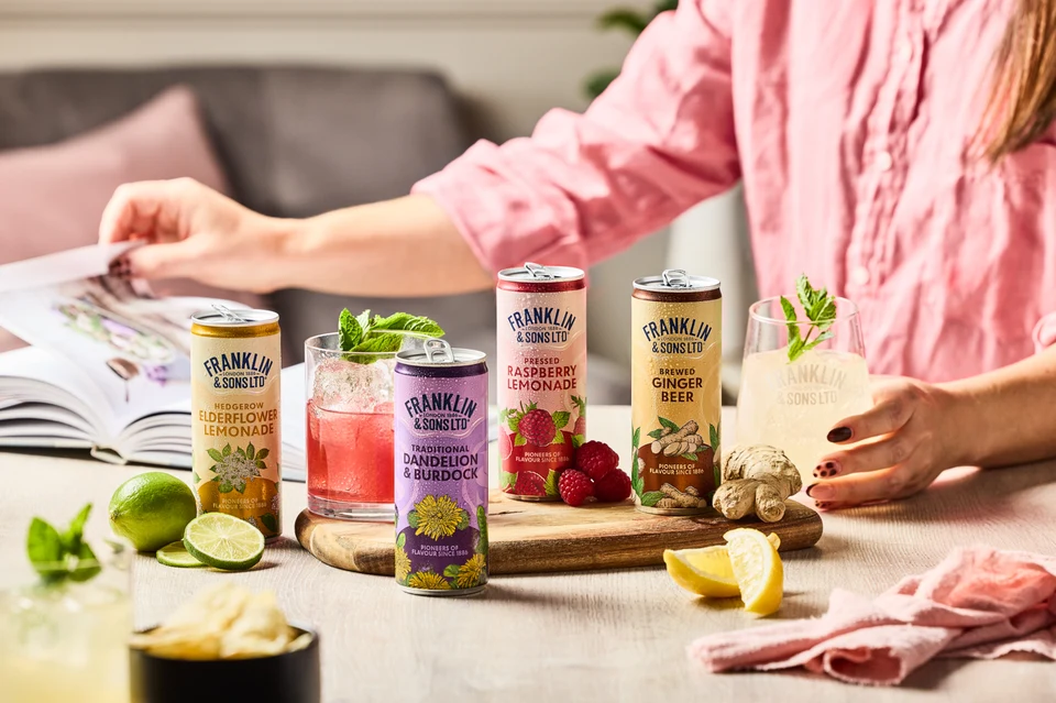Oficiální skupinová lifestyle fotografie produktů F&S Ginger Beer plechovka 0,15l, F&S limonáda Malina plechovka 0,25l, F&S limonáda Bezinka plechovka 0,25l, F&S limonáda Pampeliška & Lopuch 0,275l.