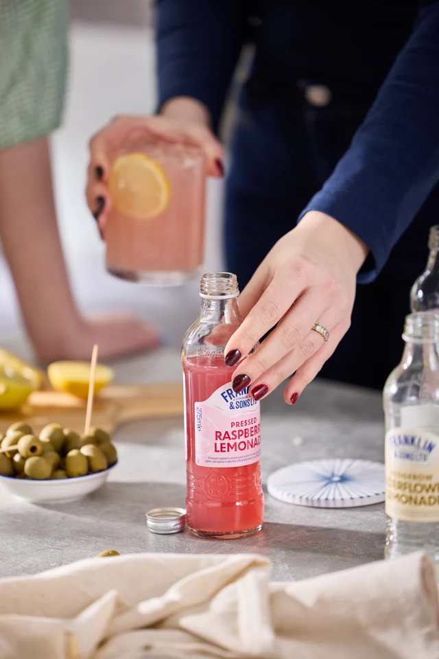 Oficiální lifestyle fotografie produktu F&S limonáda Malina 0,275l.