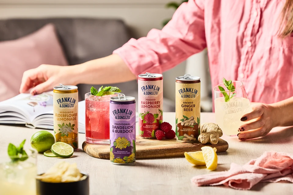 Oficiální skupinová lifestyle fotografie produktů F&S Ginger Beer plechovka 0,15l, F&S limonáda Malina plechovka 0,25l, F&S limonáda Bezinka plechovka 0,25l, F&S limonáda Pampeliška & Lopuch 0,275l.