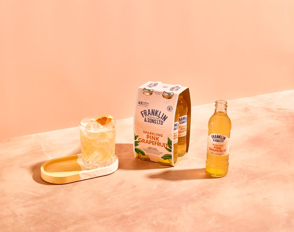 Oficiální lifestyle fotografie produktu F&S soda Grapefruit růžový 0,2l.