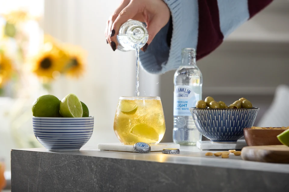 Oficiální lifestyle fotografie produktu F&S soda Grapefruit růžový 0,2l.